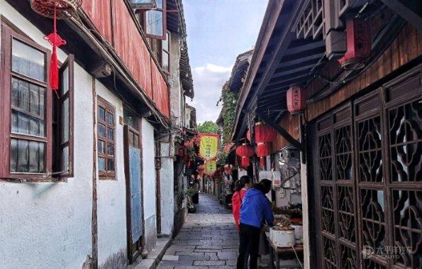 见“微”逾700年古窖池,五粮液推动白酒品质新叙事